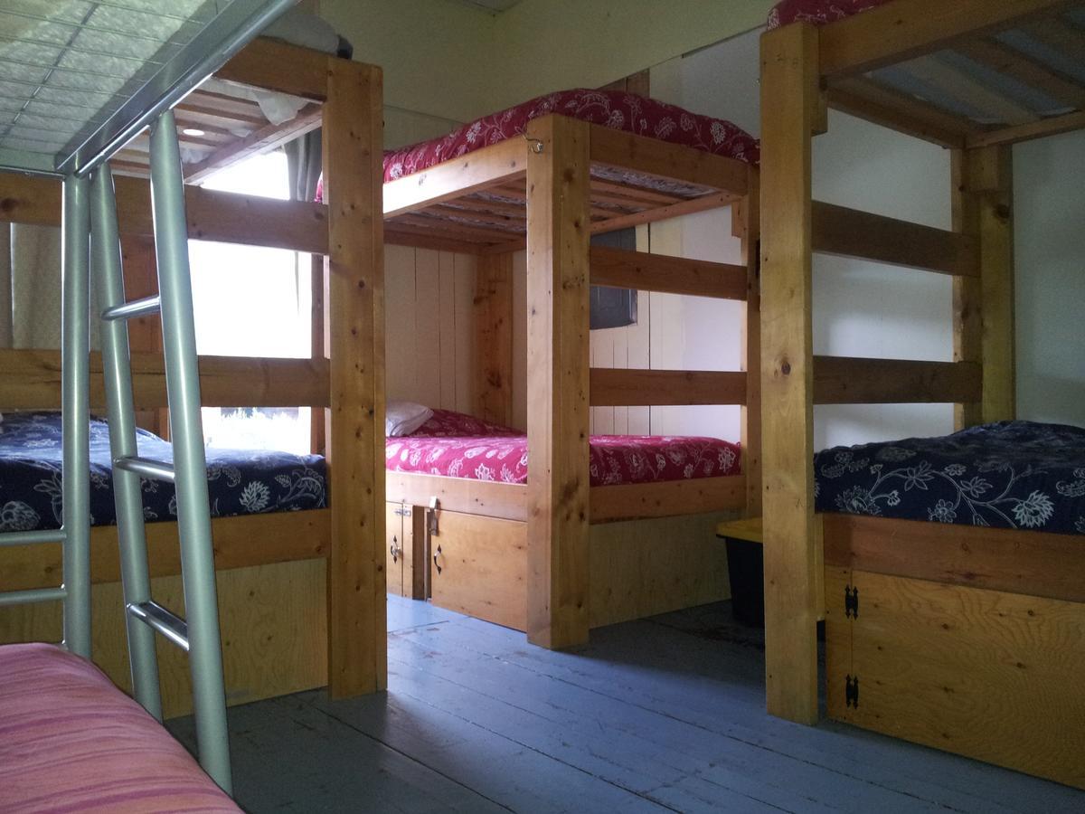 Kicking Horse Backpacker Hostel 골든 외부 사진