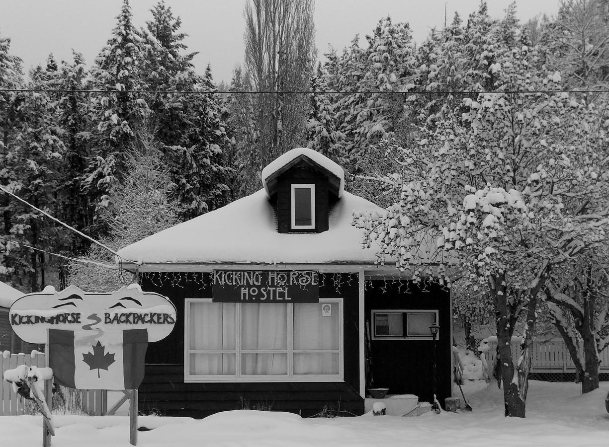 Kicking Horse Backpacker Hostel 골든 외부 사진