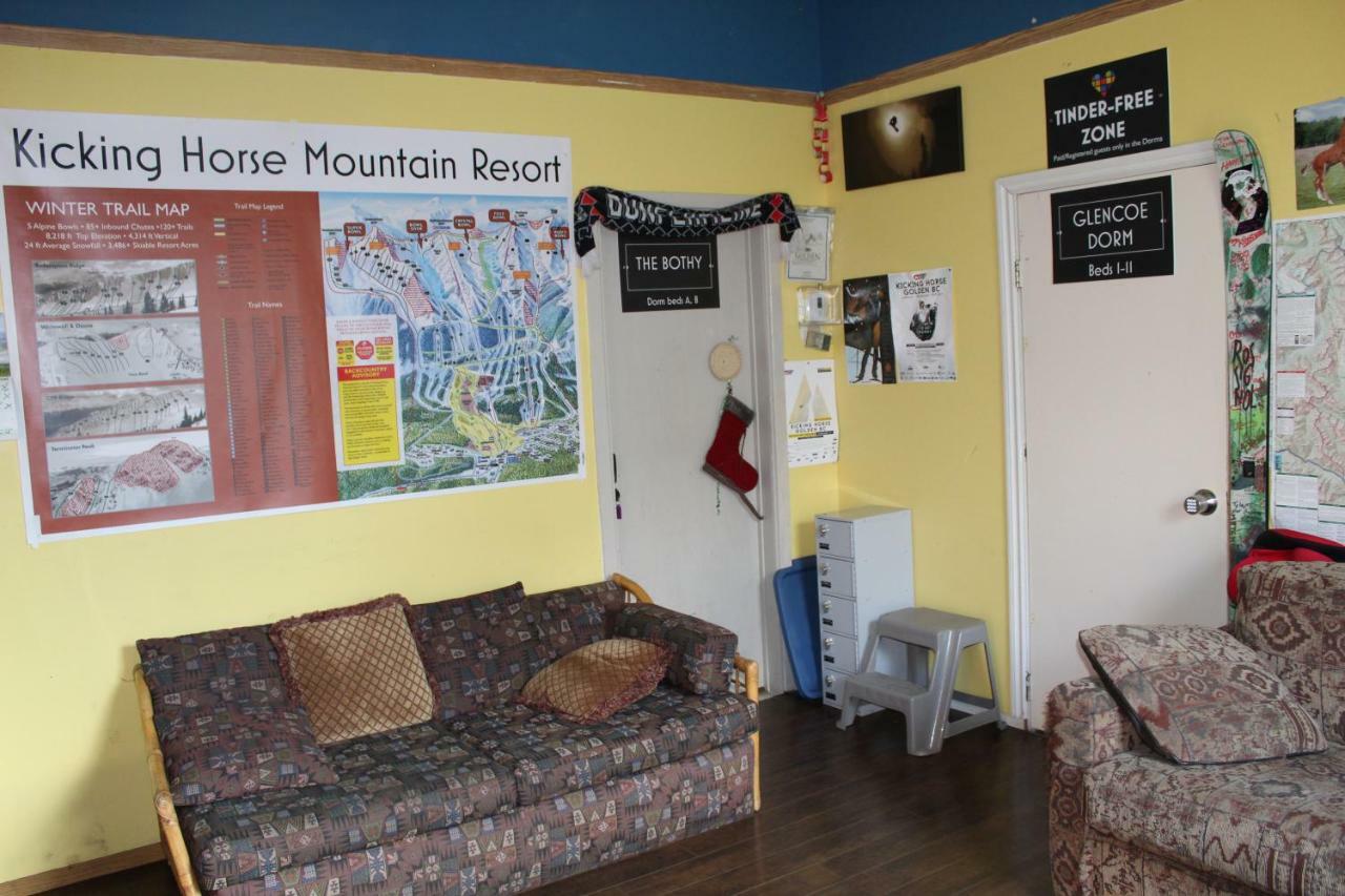 Kicking Horse Backpacker Hostel 골든 외부 사진