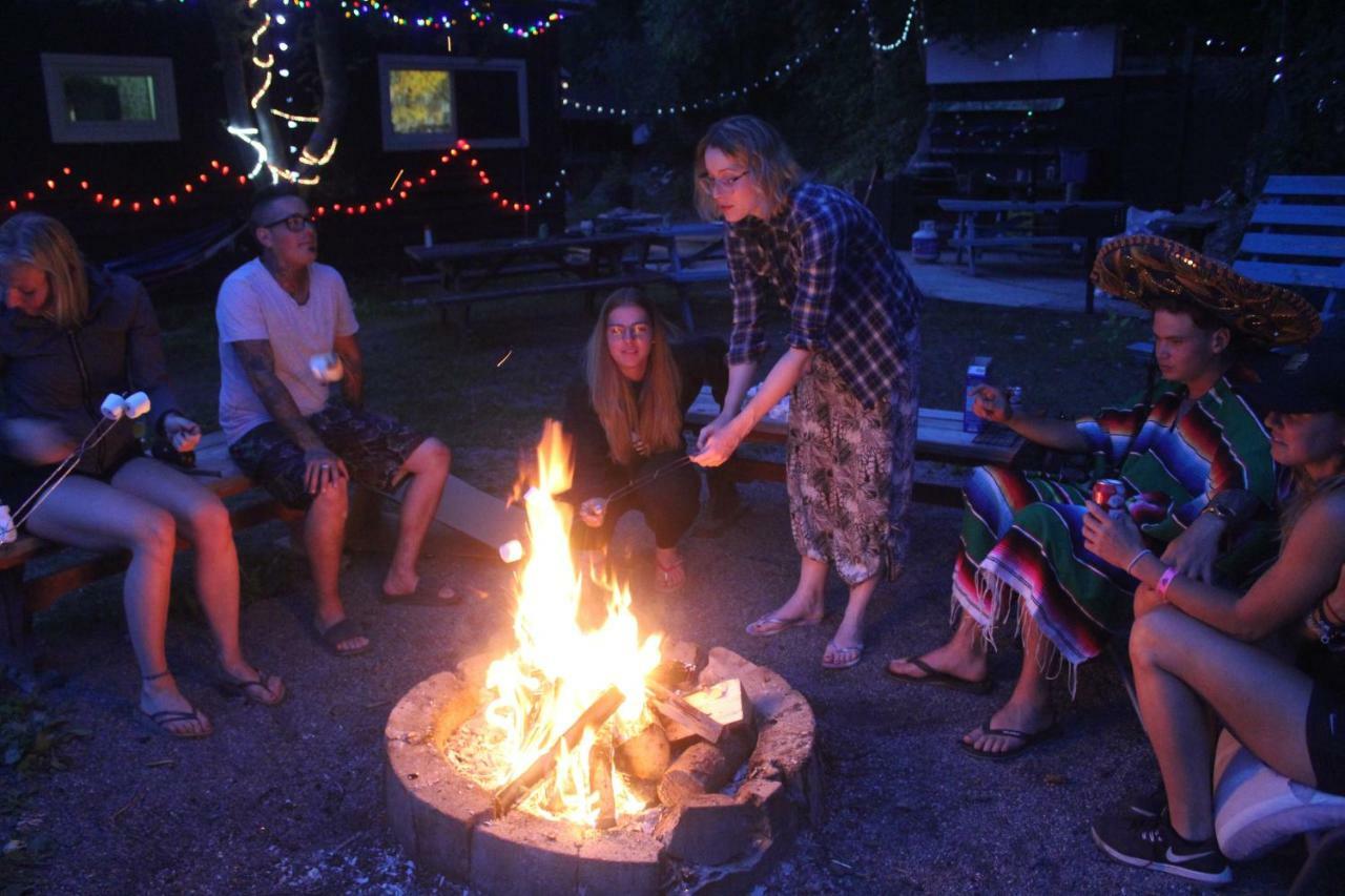 Kicking Horse Backpacker Hostel 골든 외부 사진