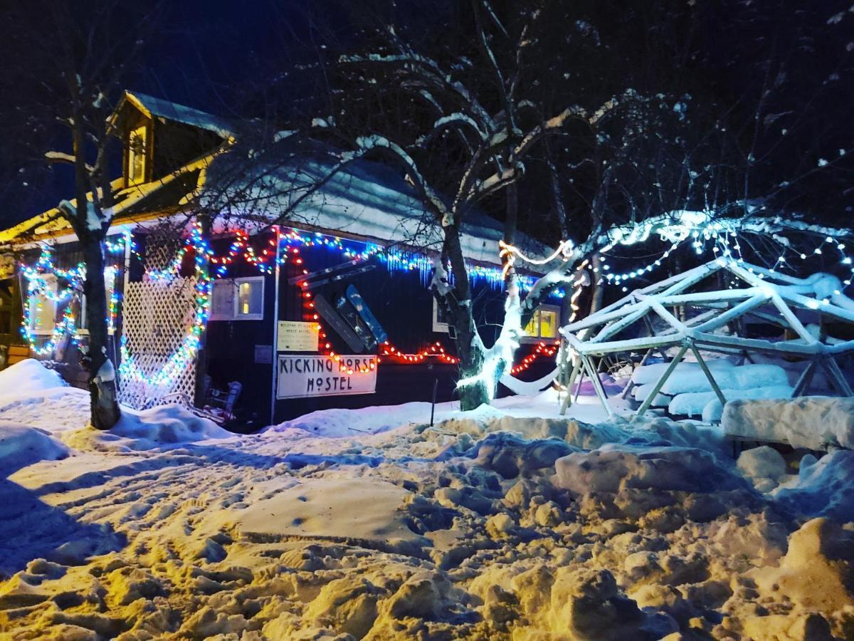 Kicking Horse Backpacker Hostel 골든 외부 사진